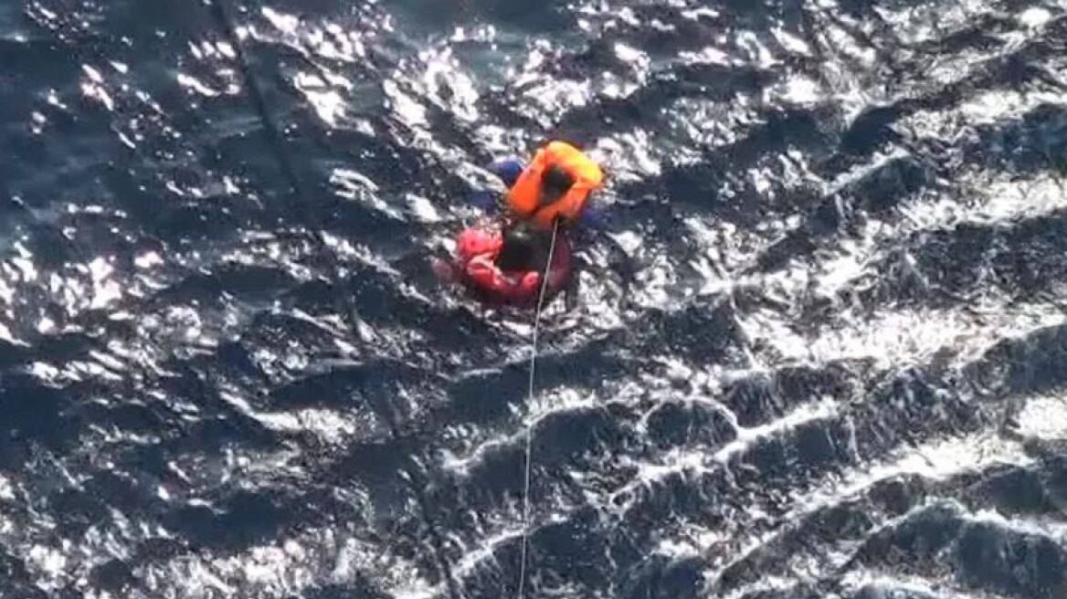 Βίντεο: Ελικόπτερο Super Puma διασώζει μετανάστη στα παγωμένα νερά του Αιγαίου